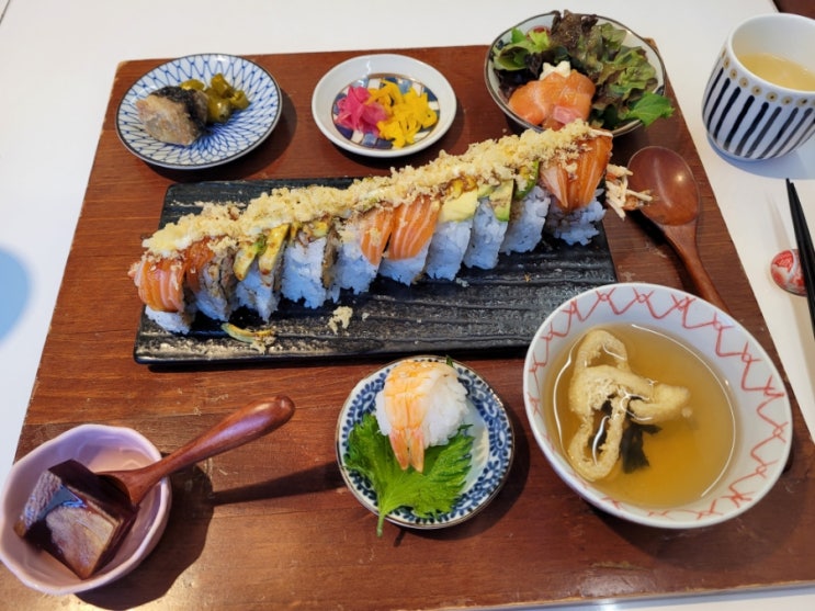 [서울대입구역 맛집 추천] 동경산책 - 롤이 맛있는 일식집
