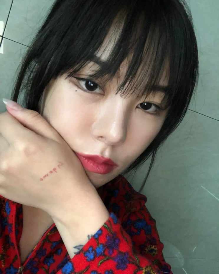 마마무 멤버 휘인, 새빨간 색상에 독특한 무늬의 시장옷 입고 남다른 패션 센스 마마무 멤버 휘인, 새빨간 색상에 독특한 무늬의 시장옷 입고 남다른 패션 센스
