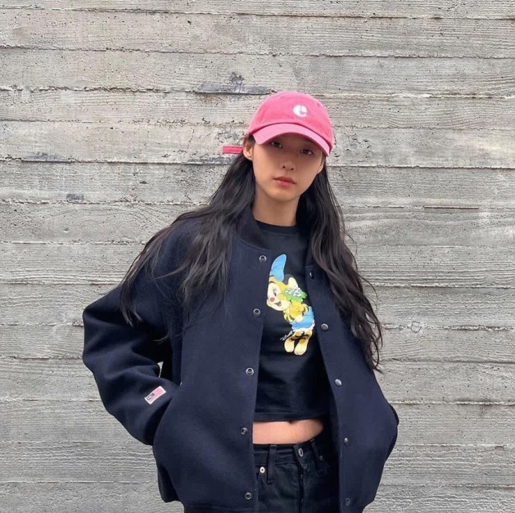 AOA 멤버 설현, 동일한 스타일로 차려입고 '전 멤버' 지민과 함께 전시회 나타나 AOA 멤버 설현, 동일한 스타일로 차려입고 '전 멤버' 지민과 함께 전시회 나타나