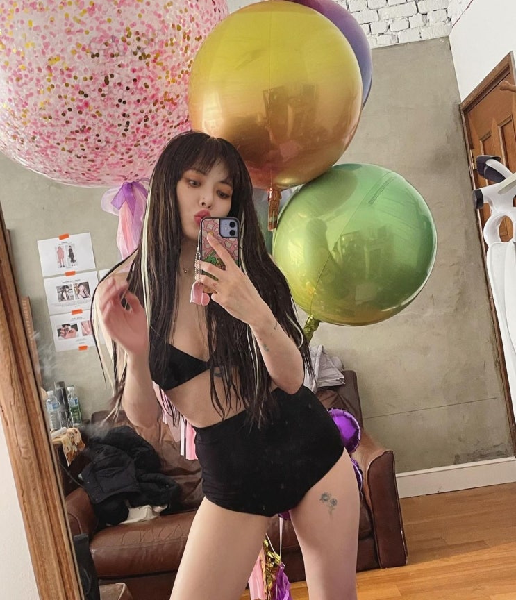 '던' 현아, 검정 속옷에 운동화 신은 과감하고 돋보이는 매력 자랑 '던' 현아, 검정 속옷에 운동화 신은 과감하고 돋보이는 매력 자랑