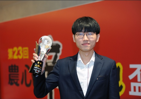  인공지능 신진서, 커제 꺾고 농심신라면배 세계바둑최강전 우승!