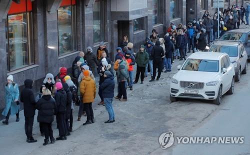 [우크라 침공] 러시아 루블화 가치 역대최저…금리 20%로 파격 인상(종합)