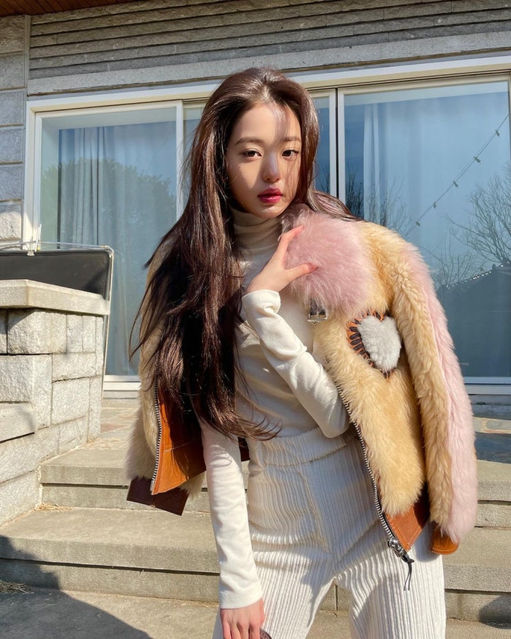 아이브 멤버 장원영, 화사한 햇살 아래 아름다운 미모로 마네킹 비율 뽐내 아이브 멤버 장원영, 화사한 햇살 아래 아름다운 미모로 마네킹 비율 뽐내
