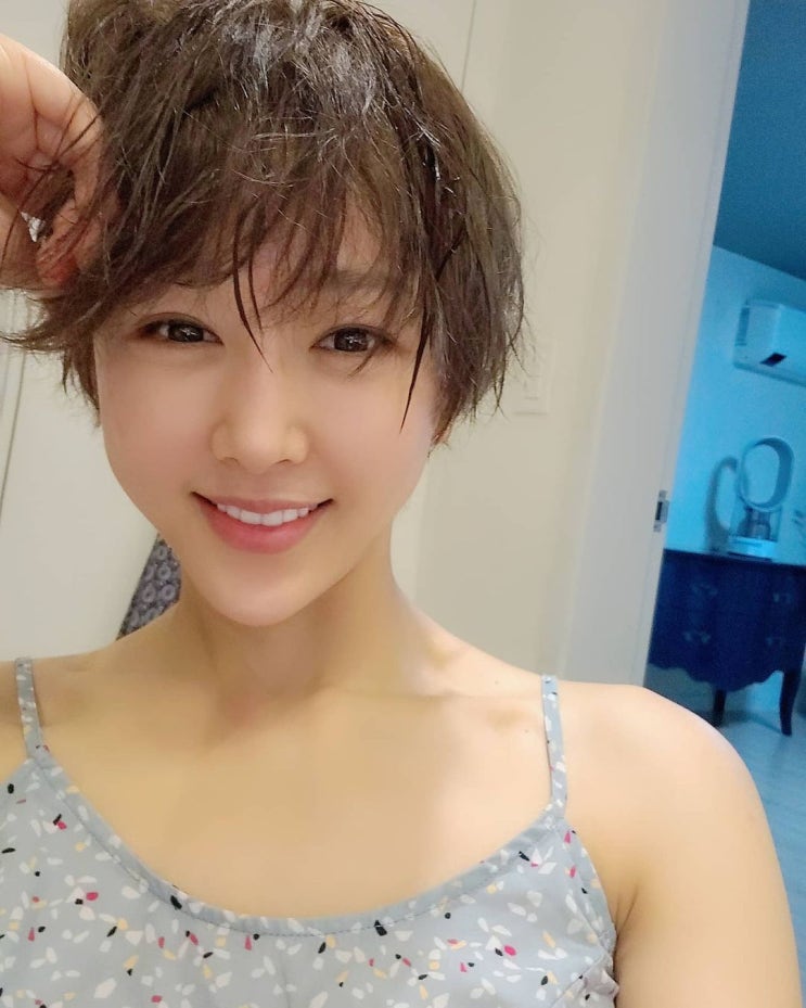 가수 겸 배우 한영, 박군과 8살 나이차 극복하고 연상연하 커플 탄생 "열애 중" 가수 겸 배우 한영, 박군과 8살 나이차 극복하고 연상연하 커플 탄생 "열애 중"