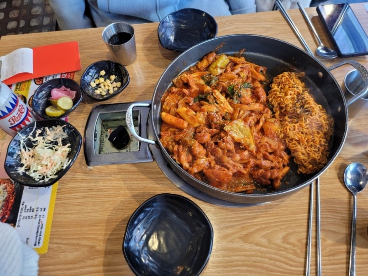  서면닭갈비맛집 "헬로팬닭갈비 서면본점"헬로닭갈비세트시켰습니다.닭갈비맛있습니다.남은닭갈비에밥볶아먹어도맛있습니다.가격도착하고여러가지 메뉴가 있습니다.부산맛집.서면맛집.서면밥집.부산밥집