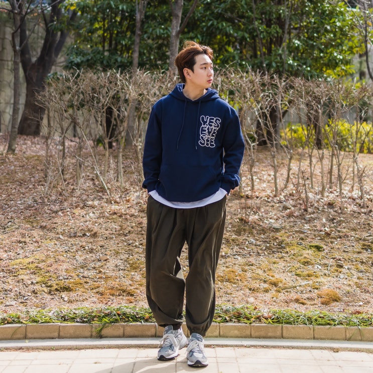  남자 스트릿룩 봄 아이템 예스아이씨 오버핏 후드티(기현 착용)