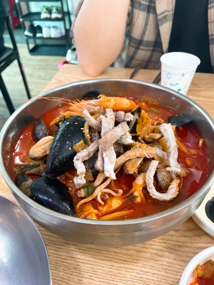 군산에서 군산을 느끼다 - 짬뽕 / 달고나 / 초원사진관 / 먹방이 / 정담카페