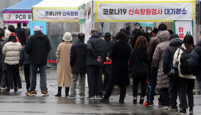 하루 확진자 20만명 넘었다…오후 9시까지 20만4960명 하루 확진자 20만명 넘었다…오후 9시까지 20만4960명