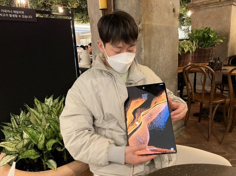 갤럭시탭 S8 울트라 사이즈 감동적임 ㅎㅎ