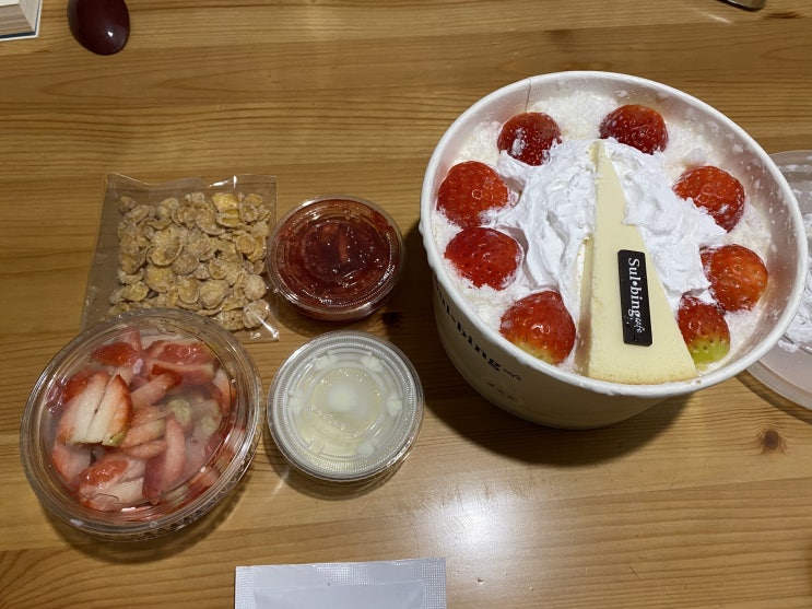  설빙 분당정자점에서 프리미엄 딸기 빙수를 포장해 왔어요