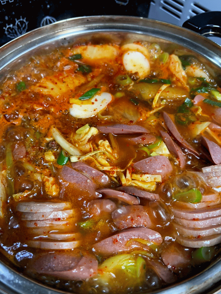  부대찌개만 42년 전통이 살아있는 두꺼비집 영통점