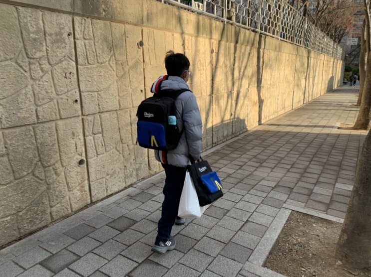 4학년 우리 어린이 너의 첫날을 응원해! 데려다주고 산책하고 투썸커피 한 잔 테이크아웃해서 마시는 커피맛은 최고네요 4학년 우리 어린이 너의 첫날을 응원해! 데려다주고 산책하고 투썸커피 한 잔 테이크아웃해서 마시는 커피맛은 최고네요