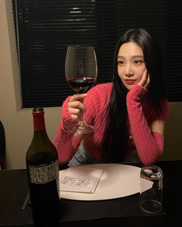 레드벨벳 조이, 핑크색 크롭티 입고 와인을 마시면서 귀여운 포즈 (ft. 봄패션 출근길) 레드벨벳 조이, 핑크색 크롭티 입고 와인을 마시면서 귀여운 포즈 (ft. 봄패션 출근길)