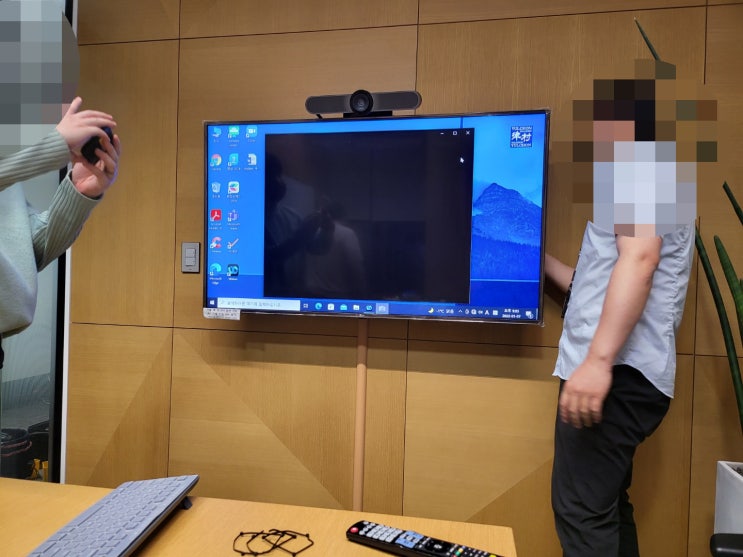  법률사무소 55인치 사이니지 TV 모니터로 화상회의 시스템 구축