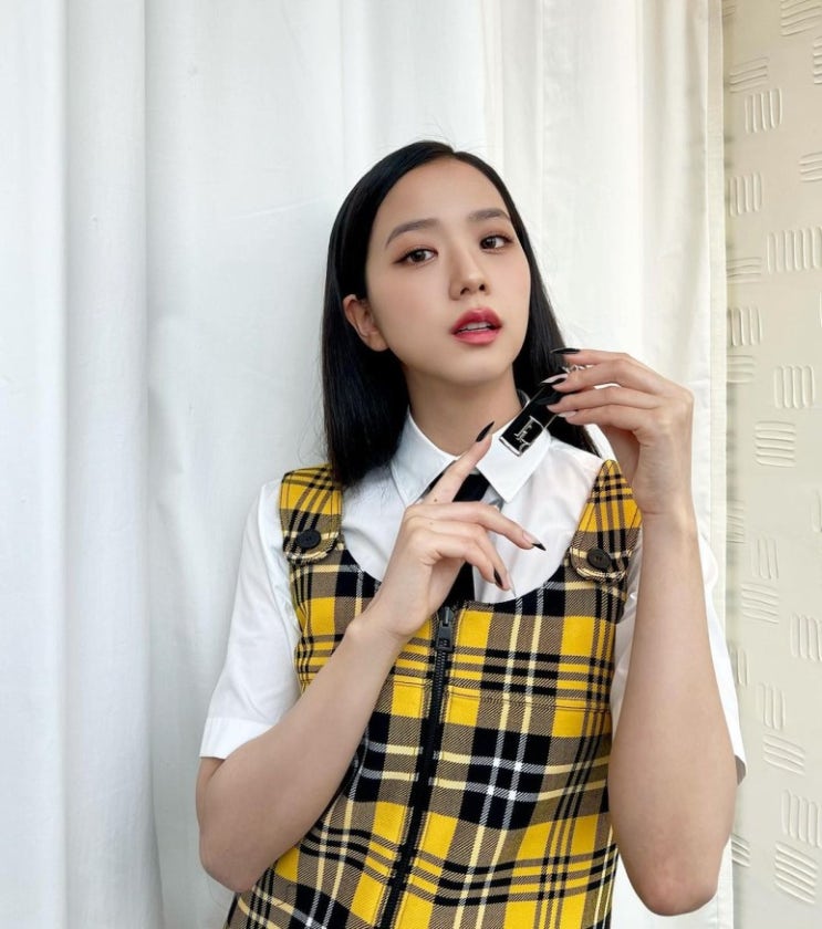 블랙핑크 지수, 귀여운 체크무늬 노란색 원피스 입고 세련된 스타일링이 인간 디올 블랙핑크 지수, 귀여운 체크무늬 노란색 원피스 입고 세련된 스타일링이 인간 디올