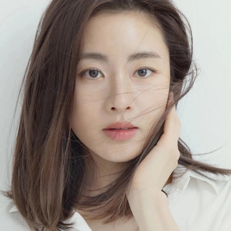 배우 강소라, 출산 후 믿기지 않는 몸매...뮤즈가 되어 원색 배경 앞에서 다양한 포즈