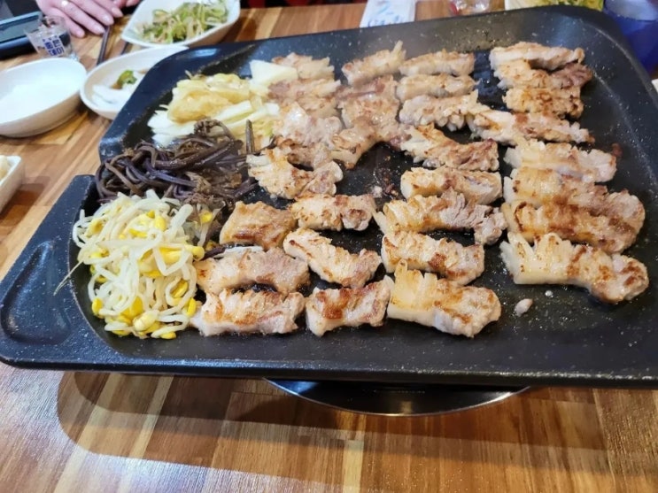 부산 연제구 시청역근처 고기집맛집"만득이네꽃삼겹" 대표메뉴 꽃삼겹이 진짜 맛있습니다. 고기가 부드럽고 육즙이 장난아니고 사장님이 직접 고기 구워주십니다. 부산시청역맛집.연산동맛집