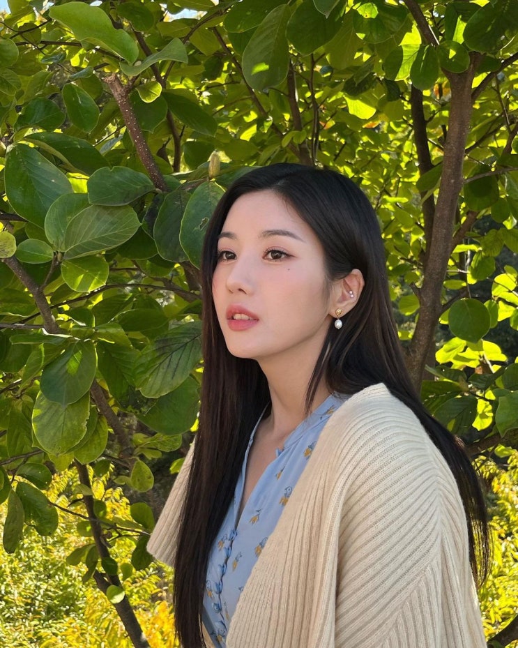 아이즈원 권은비, 긴 생머리와 또렷한 이목구비로 첫사랑 느낌을 자아내는 미모 뽐내 아이즈원 권은비, 긴 생머리와 또렷한 이목구비로 첫사랑 느낌을 자아내는 미모 뽐내