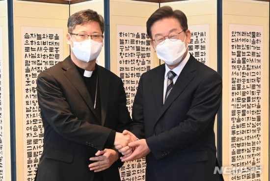 <b>이재명</b>, <b>정순택 대주교</b> 만나 "정치, 갈등보다 통합 향해야"