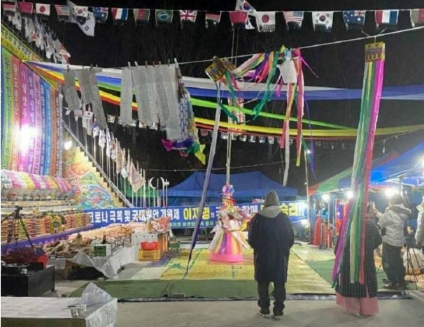  이재명후보 팔공산 무속인 굿판에 현수막 등장, 차별금지법도 찬성