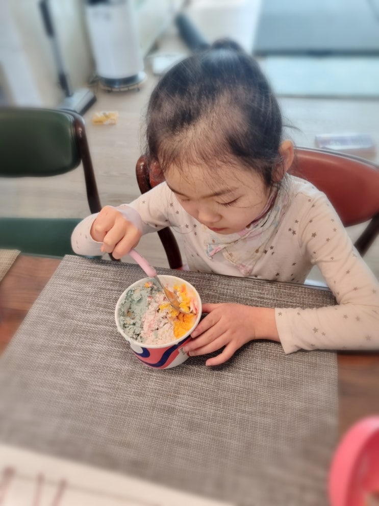 베스킨라빈스 3월 이달의 맛 오레오쿠키앤스트로베리와 로아커아이스서클 먹어봤어요 베스킨라빈스 3월 이달의 맛 오레오쿠키앤스트로베리와 로아커아이스서클 먹어봤어요