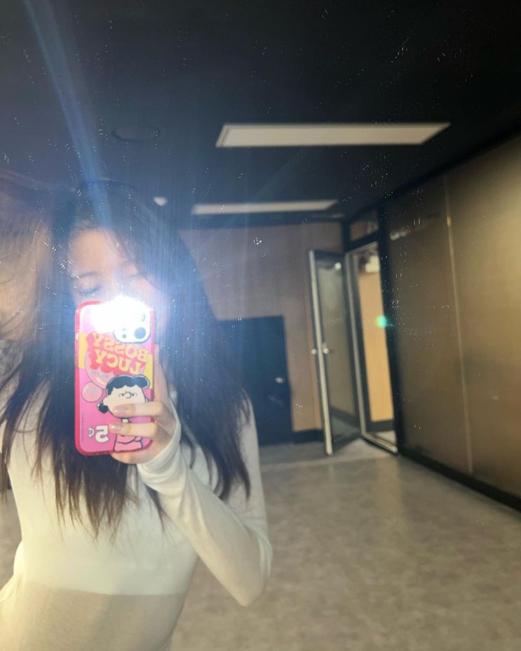 오마이걸 아린, 청초한 민낯으로 요정 같은 미모 뽐내며 거울 셀카 놀이 오마이걸 아린, 청초한 민낯으로 요정 같은 미모 뽐내며 거울 셀카 놀이