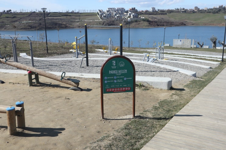  알바니아 티라나 FA RKA Lake의 카페 고요한 자연 경치