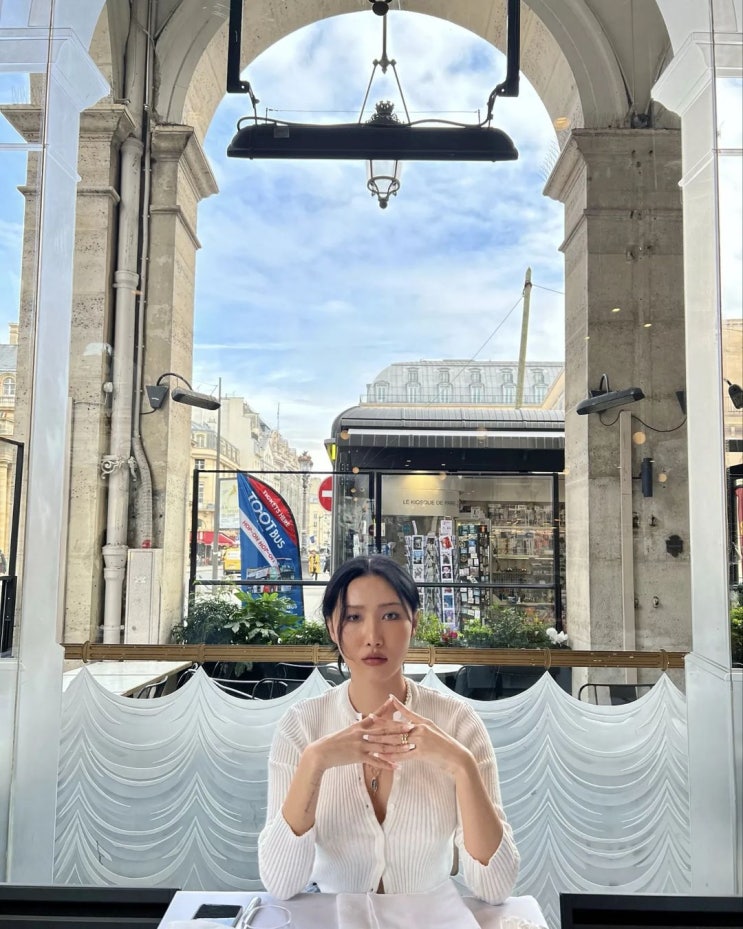 마마무 화사, 포니테일로 묶은 머리하고 크롭 가디건에 청바지를 입은 파리에서의 근황 마마무 화사, 포니테일로 묶은 머리하고 크롭 가디건에 청바지를 입은 파리에서의 근황