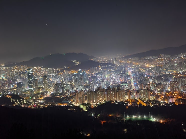  요즘 힘들고 지쳐서 생각할 시간도 필요하고 혼자만의 시간이 필요해서 황령산봉수대 갔다왔습니다. 야경도 보고 바람도 살짝불어서 시원하게 불고 날씨 좋아서 좋았습니다. 부산야경맛집