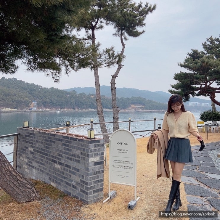  저도연육교가 보이는 구산면 바다 앞의 작은 카페[오핑]