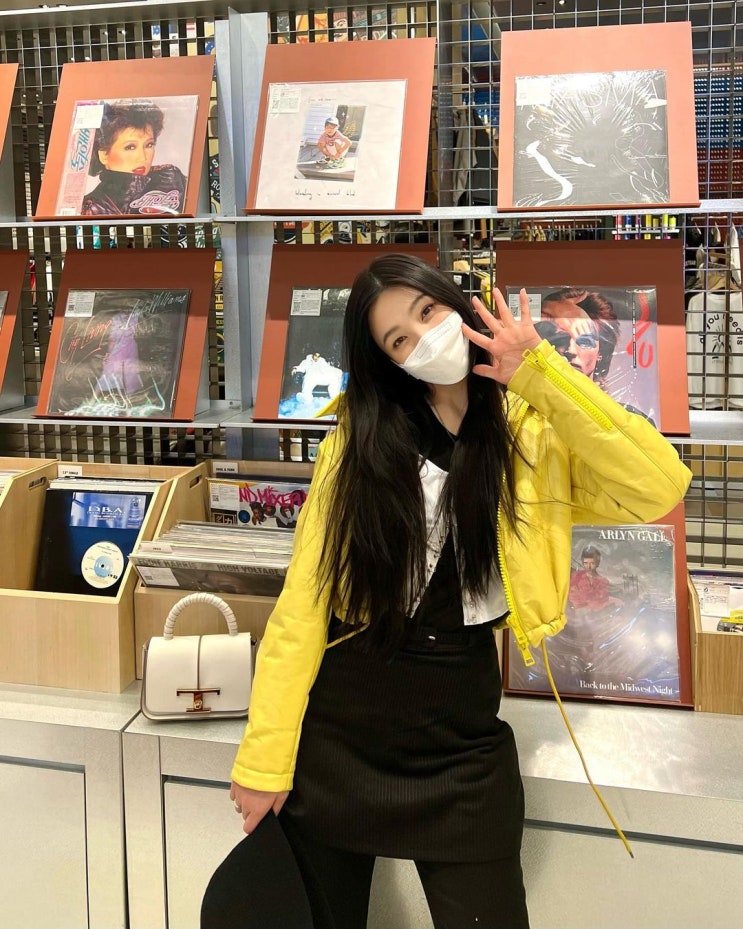 레드벨벳 조이, '크러쉬'와 백화점 데이트 중? 맛 있는 음식 먹는 내추럴한 일상 레드벨벳 조이, '크러쉬'와 백화점 데이트 중? 맛 있는 음식 먹는 내추럴한 일상