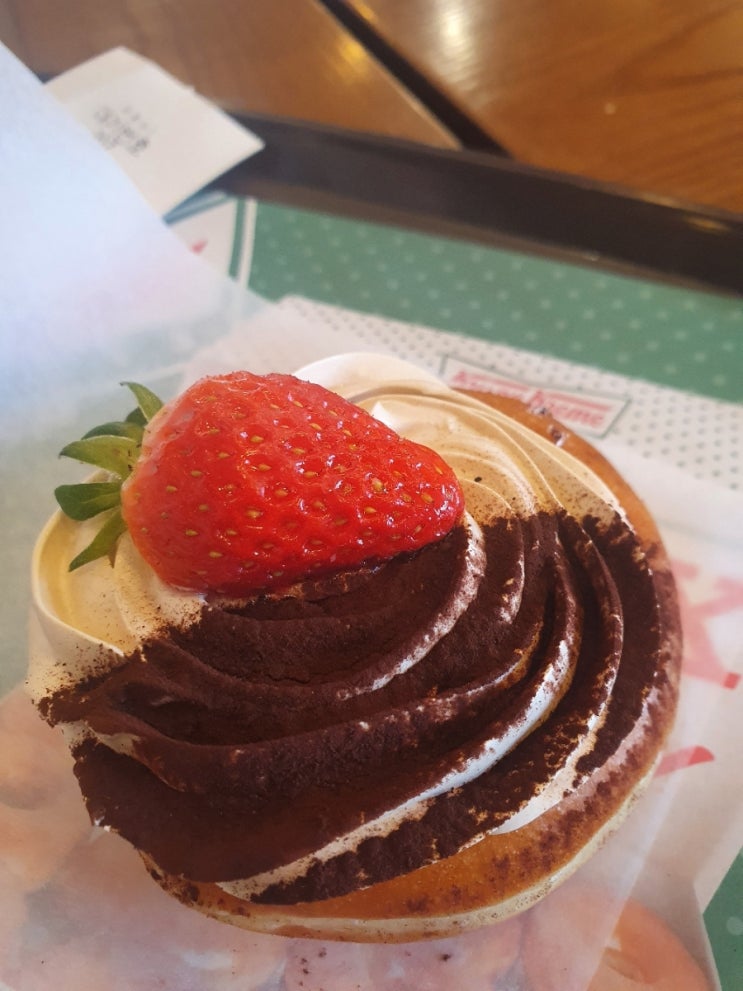  크리스피 티라미수크림 도넛 무슨 맛이냐면?