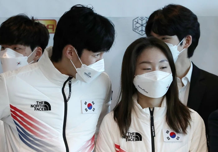베이징 올림픽 금메달 리스트 최민정·황대헌, 그윽하게 바라보는 눈빛 "진짜 사귀냐?" 베이징 올림픽 금메달 리스트 최민정·황대헌, 그윽하게 바라보는 눈빛 "진짜 사귀냐?"