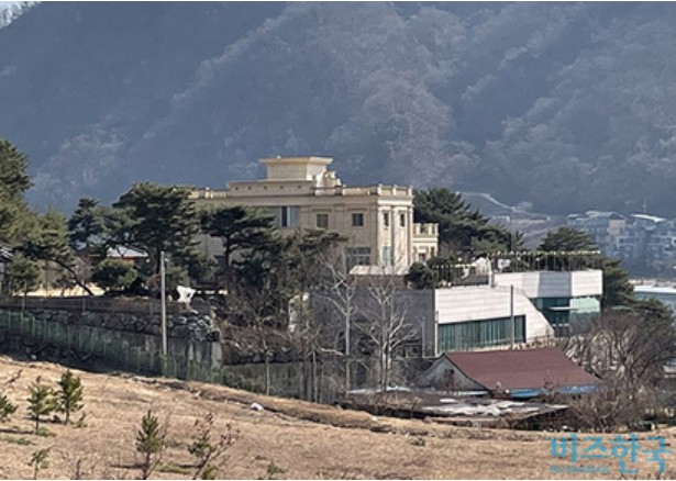어디에 있을까? 신천지 이만희 흔적 추적해 보니 가평 '평화의 궁전', 과천타워 아파트, 과천 신천지 교회…주변인들 "본 적 없어" 어디에 있을까? 신천지 이만희 흔적 추적해 보니 가평 '평화의 궁전', 과천타워 아파트, 과천 신천지 교회…주변인들 "본 적 없어"