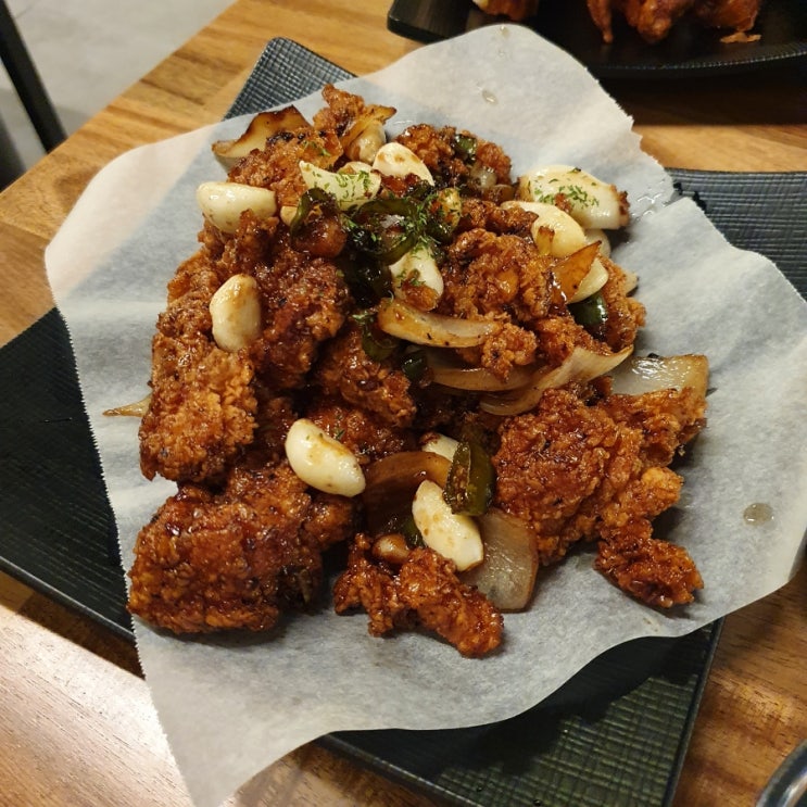  [대구] 통닭이랑 마늘깐풍순살이 맛있었던 '트레인통닭' 솔직후기 #테슬라 #감성술집