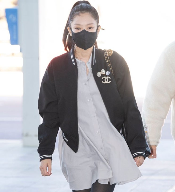  제니 공항패션 : 샤넬가방,샤넬부츠,유킴 봄버 자켓,파리 패션위크 ( jennie fashion, yoo kim jaket, chanel )