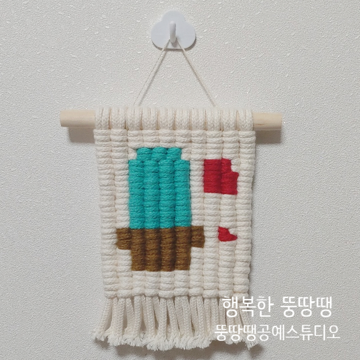  꼭꼬핀 벽지에 못 없이 액자걸기