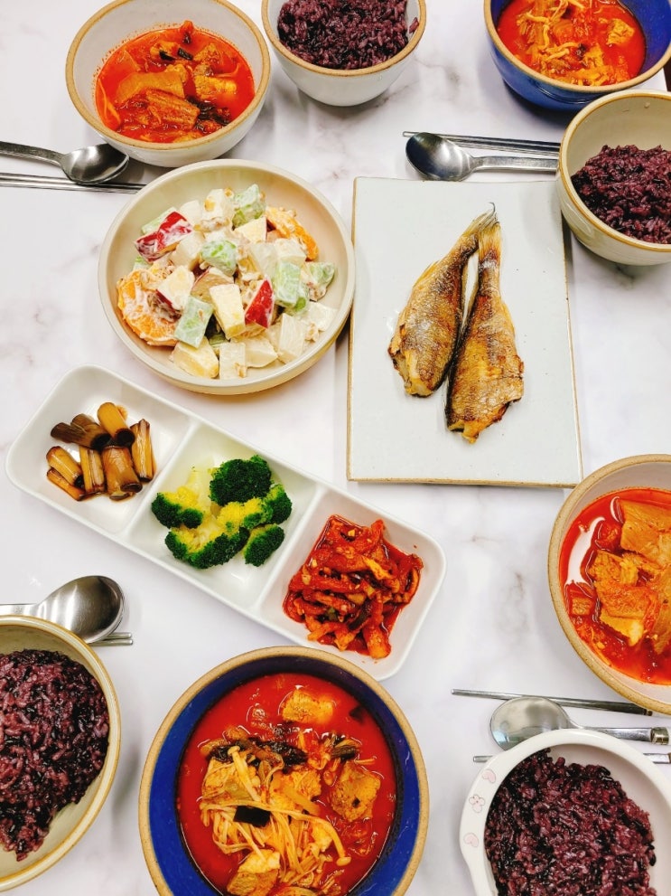  집밥메뉴 돼지고기 김치찌개 조기구이 과일 사라다