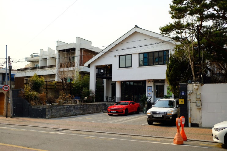  [연희동 카페]주차가능, 따뜻한 인테리어 '로덴드론'