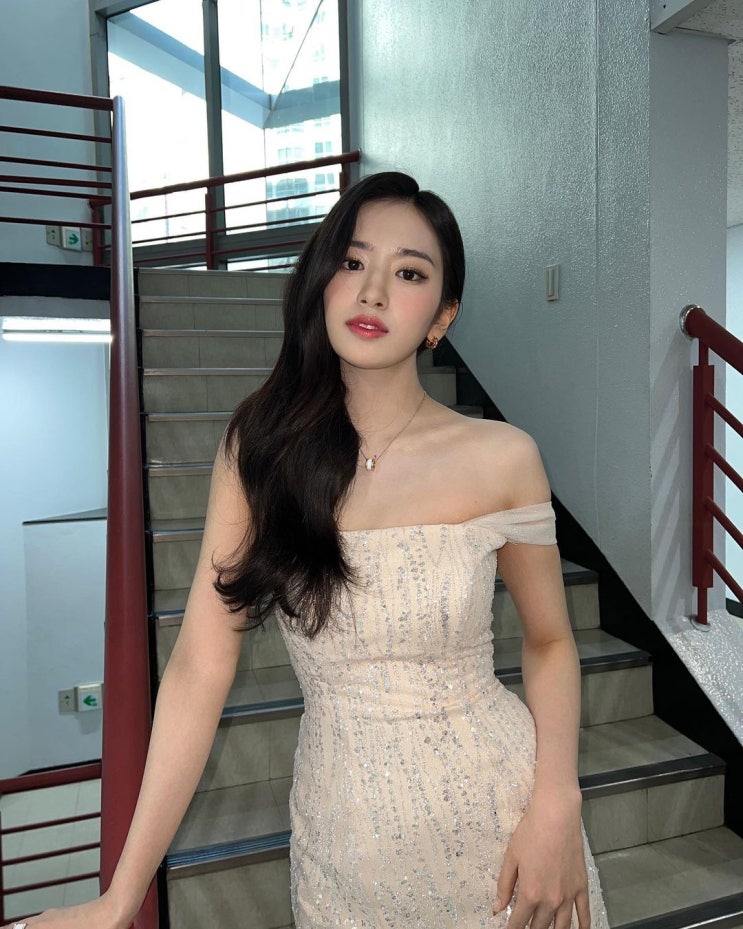 아이브 안유진, 오프숄더 드레스 입고 20살의 성숙미가 느껴지는 여신 같은 자태 아이브 안유진, 오프숄더 드레스 입고 20살의 성숙미가 느껴지는 여신 같은 자태