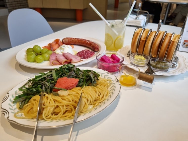  홍대 브런치 카페 소담상회에서 맛집 데이트하기 소상공인 소품샵도 볼만해요