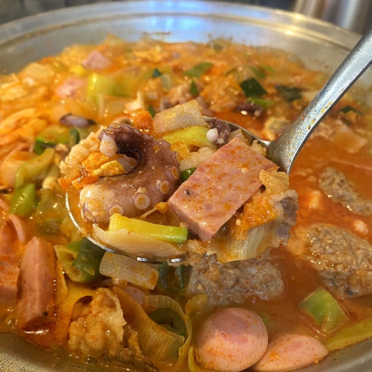  [압구정역 맛집] 지강낙곱새 - 차돌 낙지 새우의 쫄깃하고 고소한 식감에 얼큰함이 더해진 낙차새부대전골 밥도둑 인정