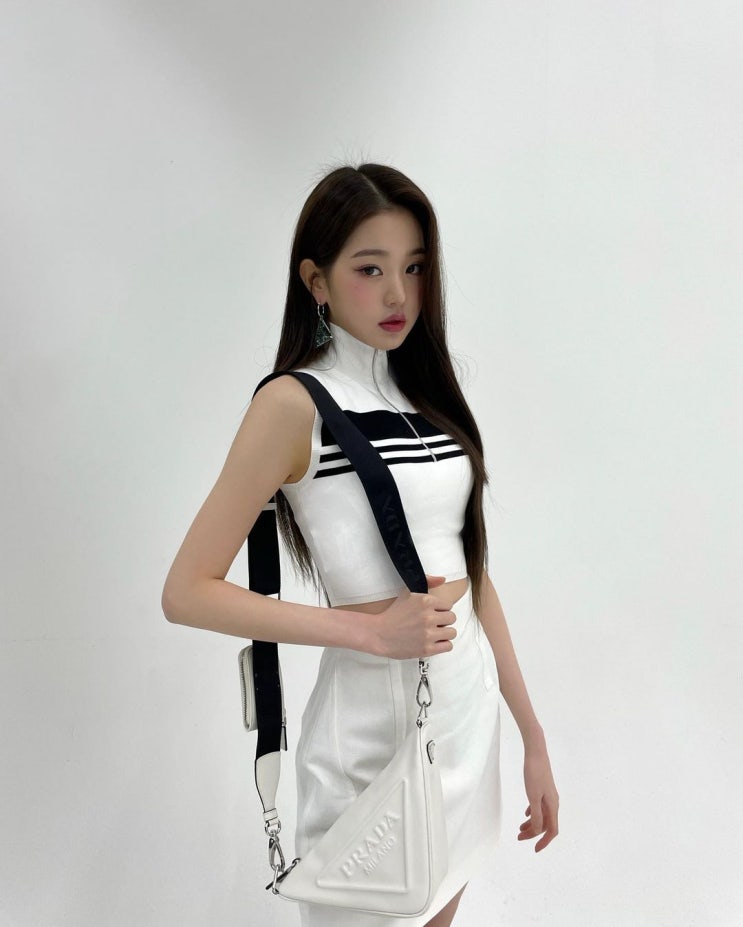 아이브 장원영, '비율 깡패' 별명답게 비현실적인 키의 비율과 인형 같은 미모를 뽐내 아이브 장원영, '비율 깡패' 별명답게 비현실적인 키의 비율과 인형 같은 미모를 뽐내