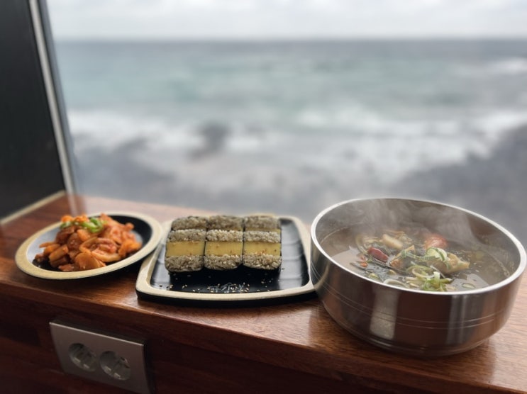  제주김만복애월점 바닷가뷰 보면서 식사 가능(만복이네김밥, 전복성게해물면)