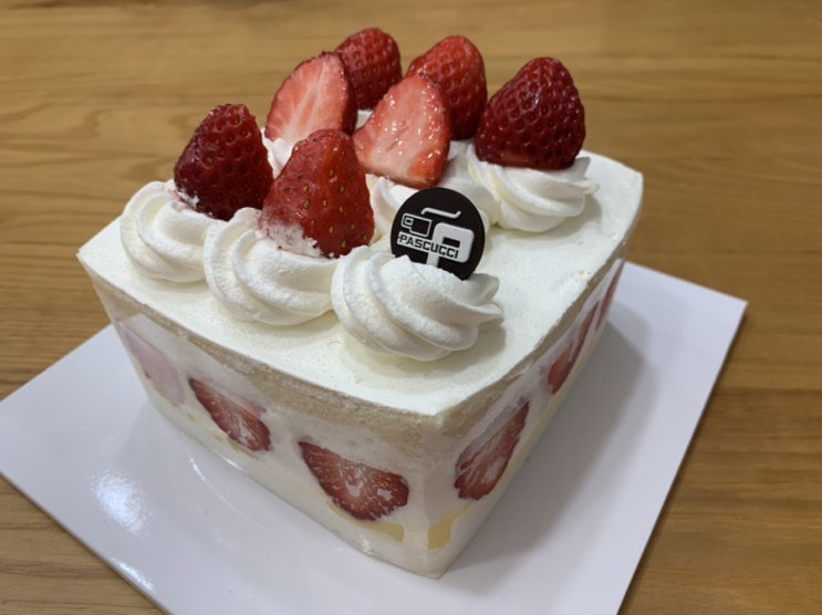 생일날, 파스쿠찌 "딸기샌드케익" 홀케익으로 주문해서 먹어본  후기!