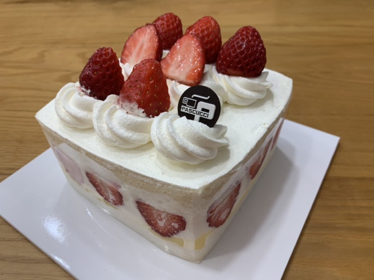 생일날, 파스쿠찌 "딸기샌드케익" 홀케익으로 주문해서 먹어본 후기! 생일날, 파스쿠찌 "딸기샌드케익" 홀케익으로 주문해서 먹어본 후기!