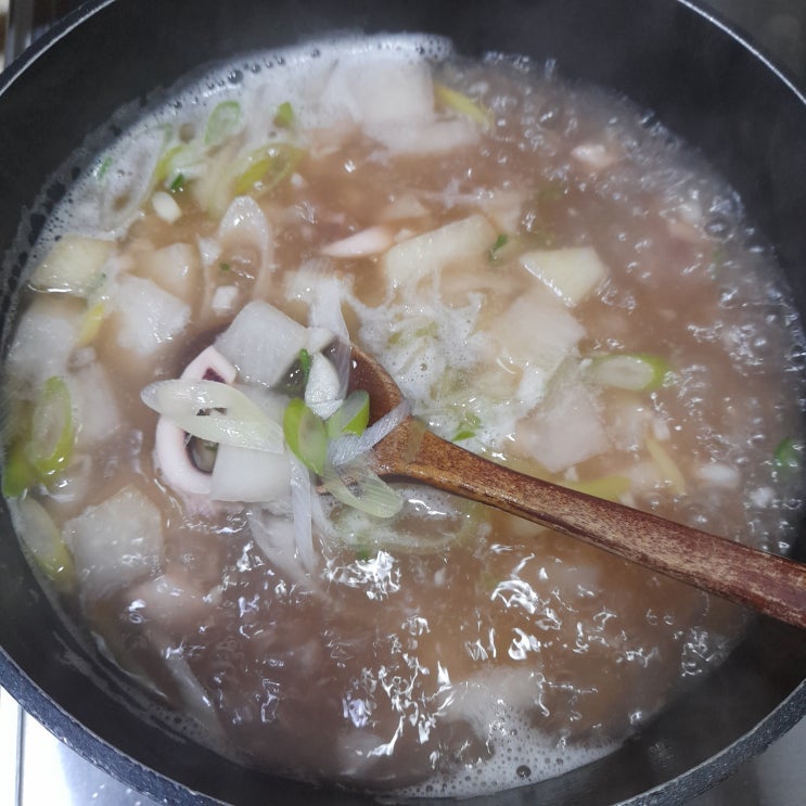  국 종류가 고민일 때 오징어 뭇국 끓여보자~^