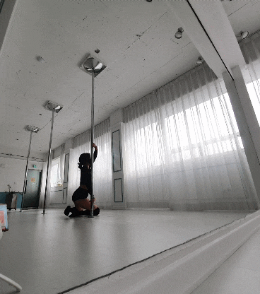 폴 댄스 바닥에서 봉잡고 운동하는 플로어 Floor 하체 운동 효과