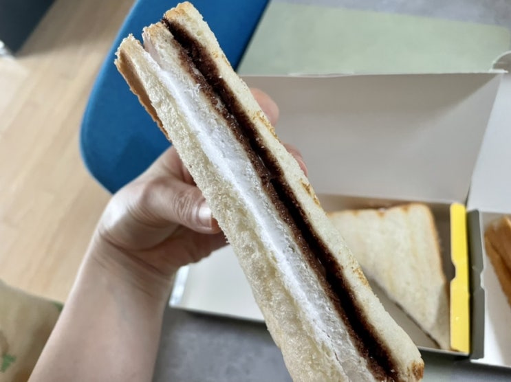  검단카페 트리플에이커피에서 달콤한 토스트와 커피를 맛봐요.