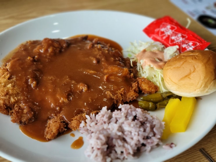 김포 옛날돈까스 맛집 "금화왕돈까스" 비빔만두와 쫄면도 함께